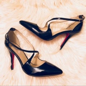 SIGNATURE Black Pointy Pumps with straps. S